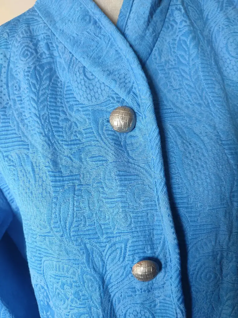 Chaqueta azul con diseño texturizado y botones metálicos - 5