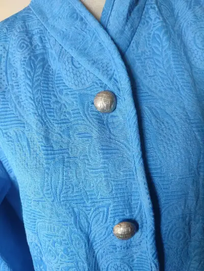 Chaqueta azul con diseño texturizado y botones metálicos - miniatura 5