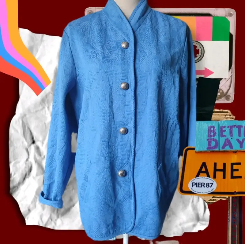 Chaqueta azul con diseño texturizado y botones metálicos - 6