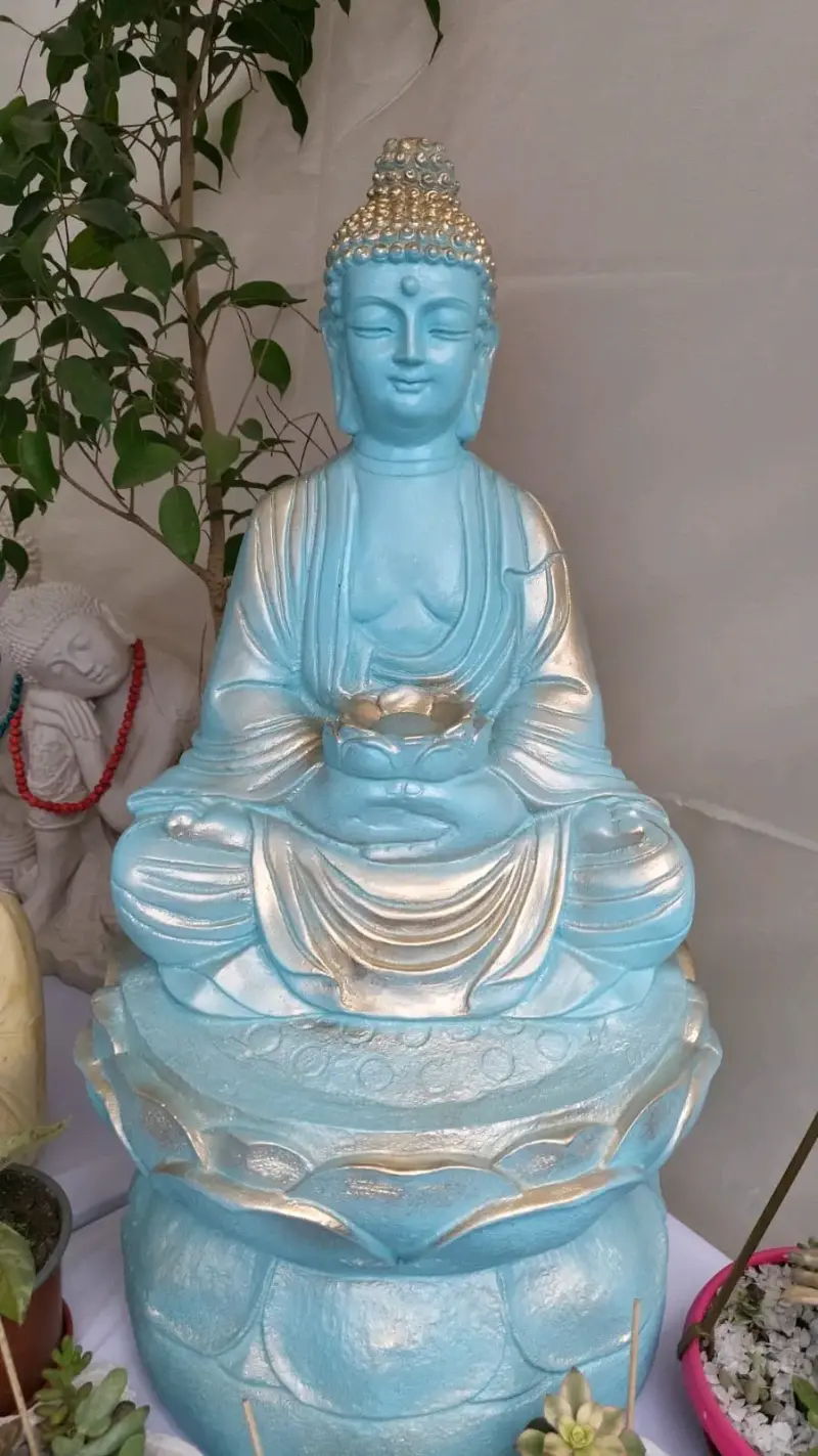 Estatua de Buda decorativa azul y dorada