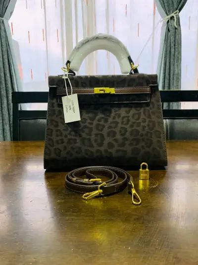 Cartera de mano con estampado animal print - miniatura 1