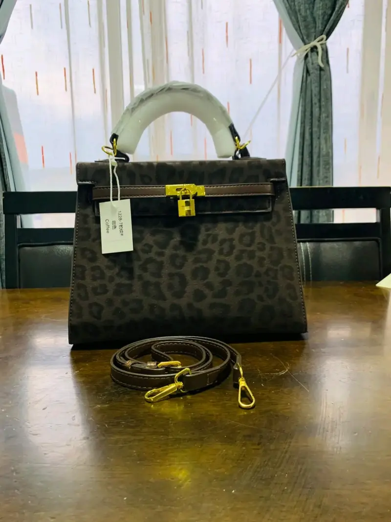 Cartera de mano con estampado animal print - 2