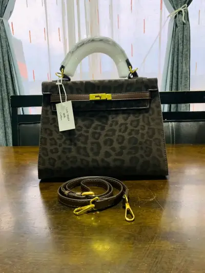 Cartera de mano con estampado animal print - miniatura 3