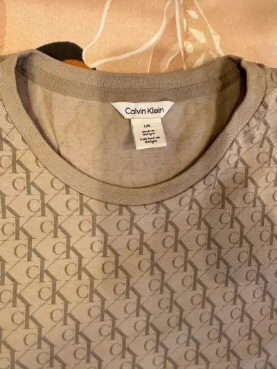 Polera Calvin Klein NUEVA SIN ETIQUETA - miniatura 2