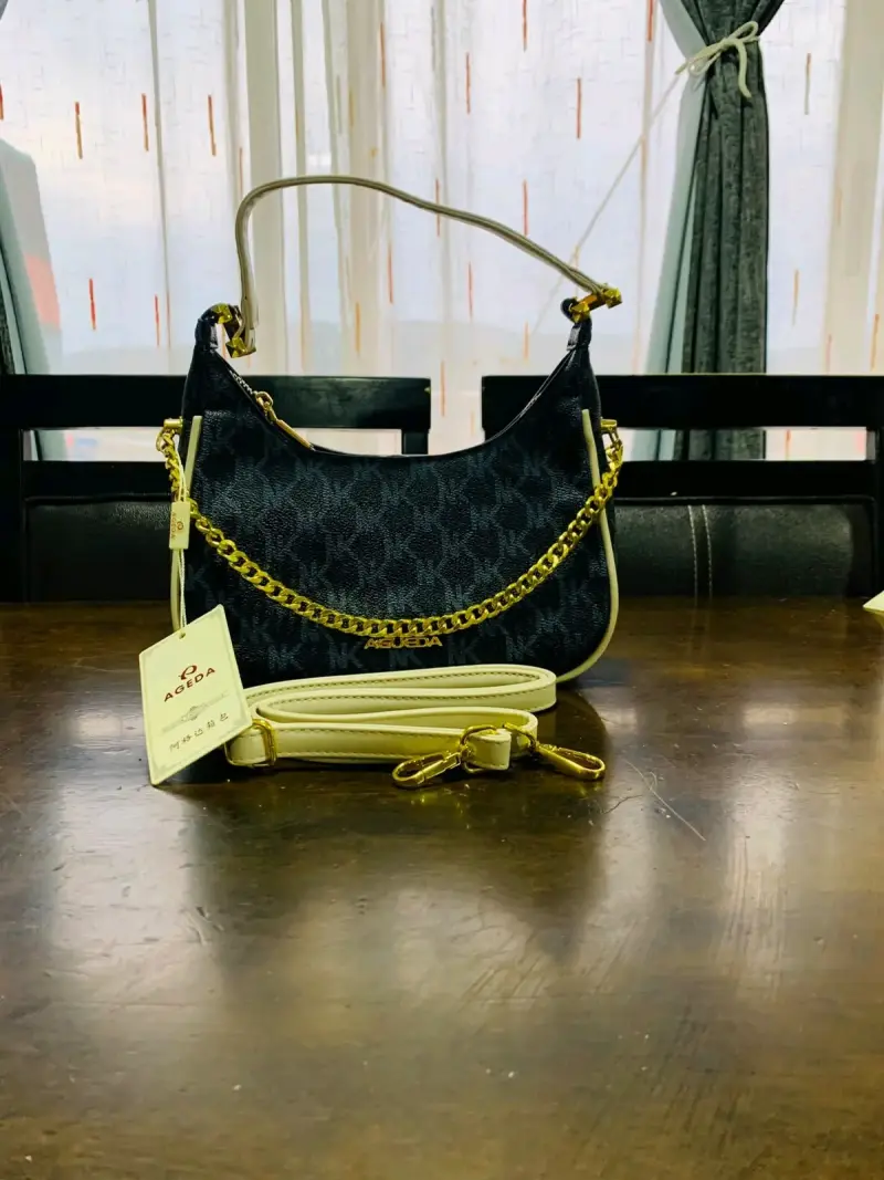 Cartera azul marino con cadena dorada