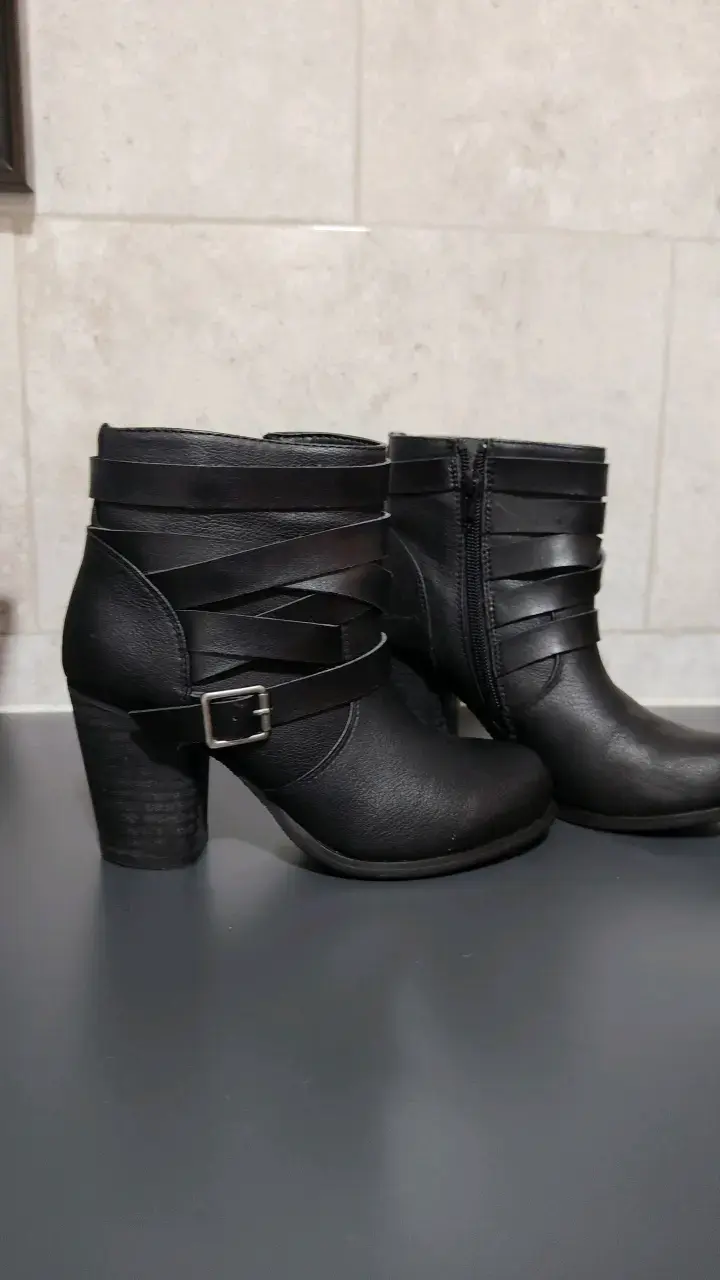 Botines negros de cuero con tacón y hebilla - 1