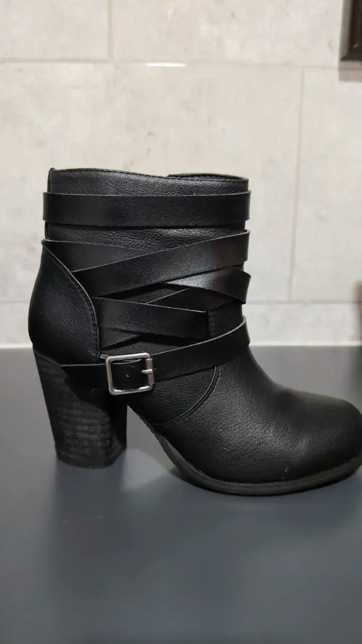 Botines negros de cuero con tacón y hebilla - 2