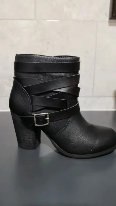 Botines negros de cuero con tacón y hebilla - miniatura 2