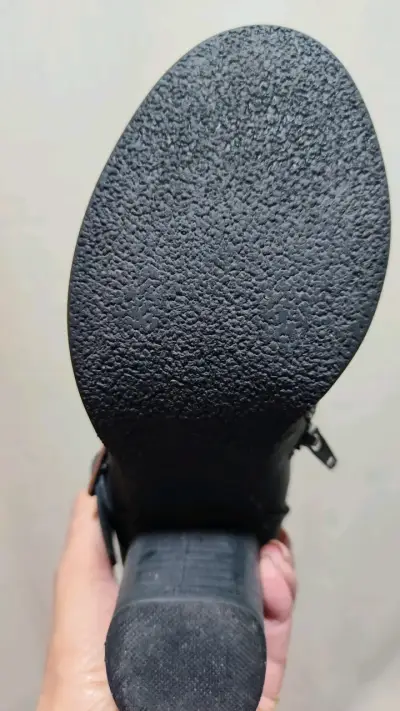 Botines negros de cuero con tacón y hebilla - miniatura 3