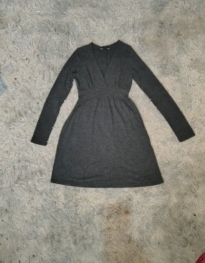 Vestido gris de manga larga para mujer - miniatura 2