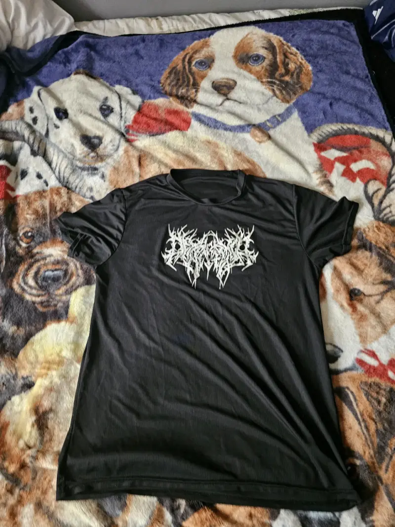 Polera negra con diseño gráfico