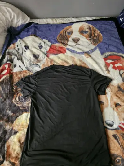 Polera negra con diseño gráfico - miniatura 2