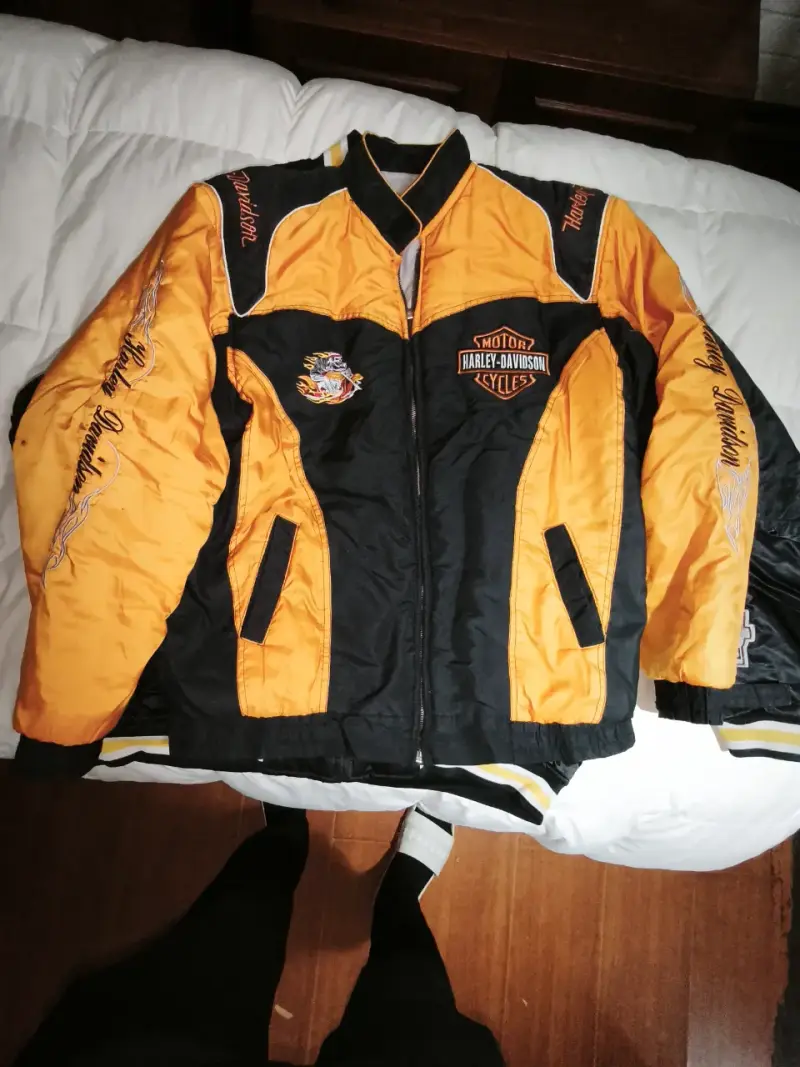 Chaqueta Harley-Davidson negra y amarilla