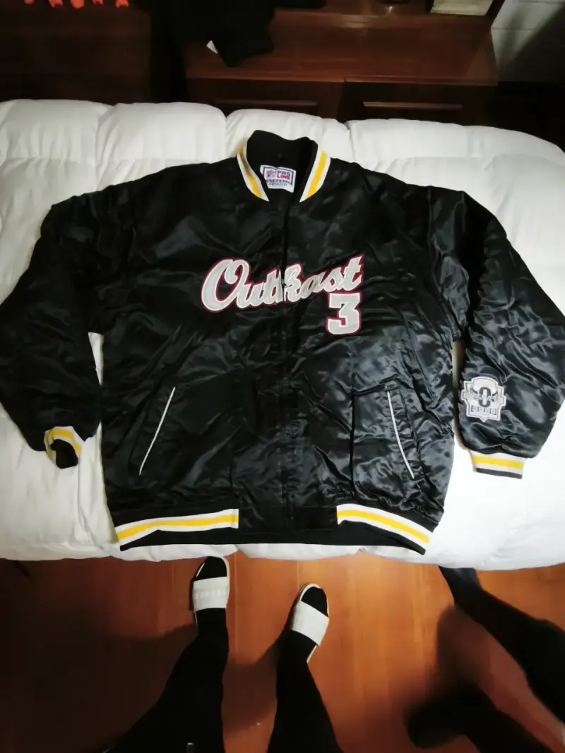 Chaqueta bomber negra Outkast estilo varsity
