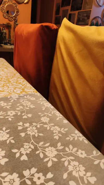 Juego de sillas de comedor con fundas coloridas - miniatura 1