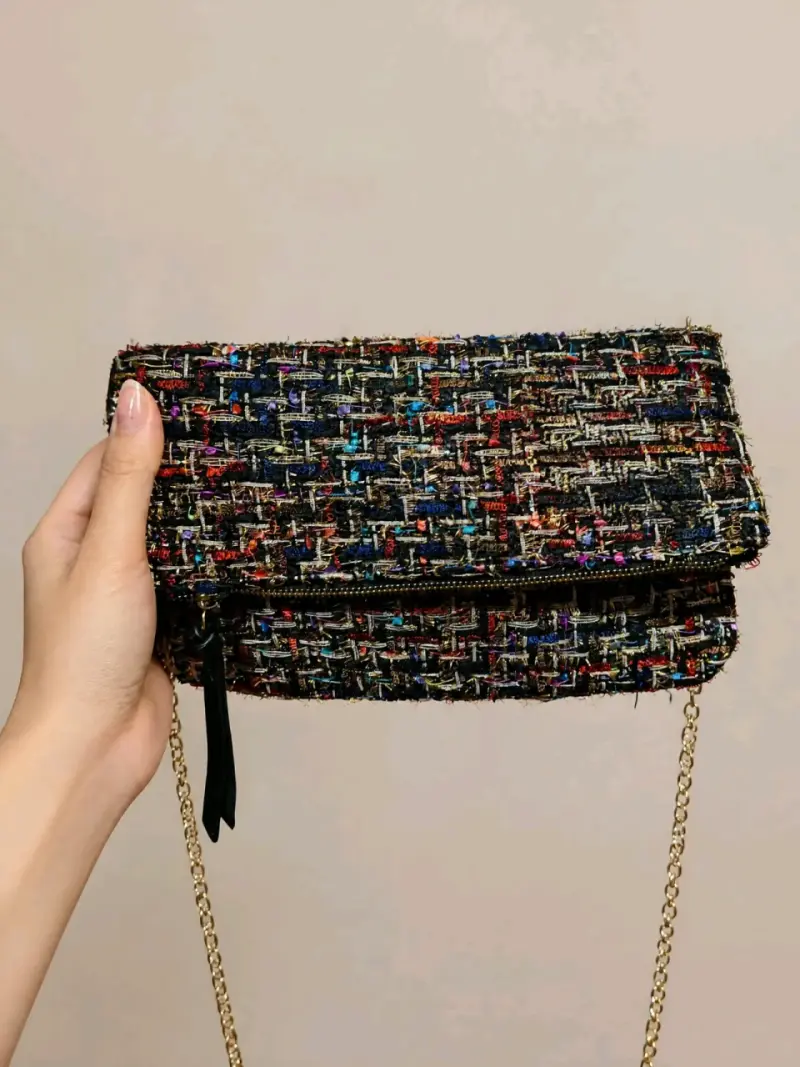 Cartera crossbody multicolor con cadena