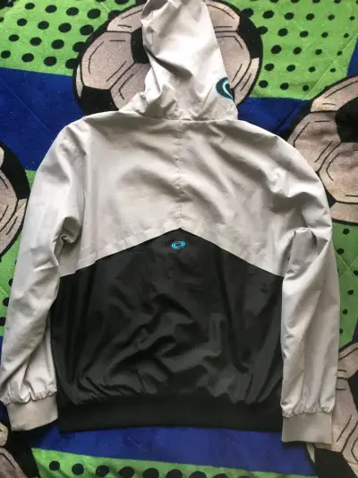 Chaqueta cortaviento con capucha - miniatura 2