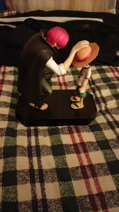 Figura de colección Luffy y Shanks One Piece - miniatura 2