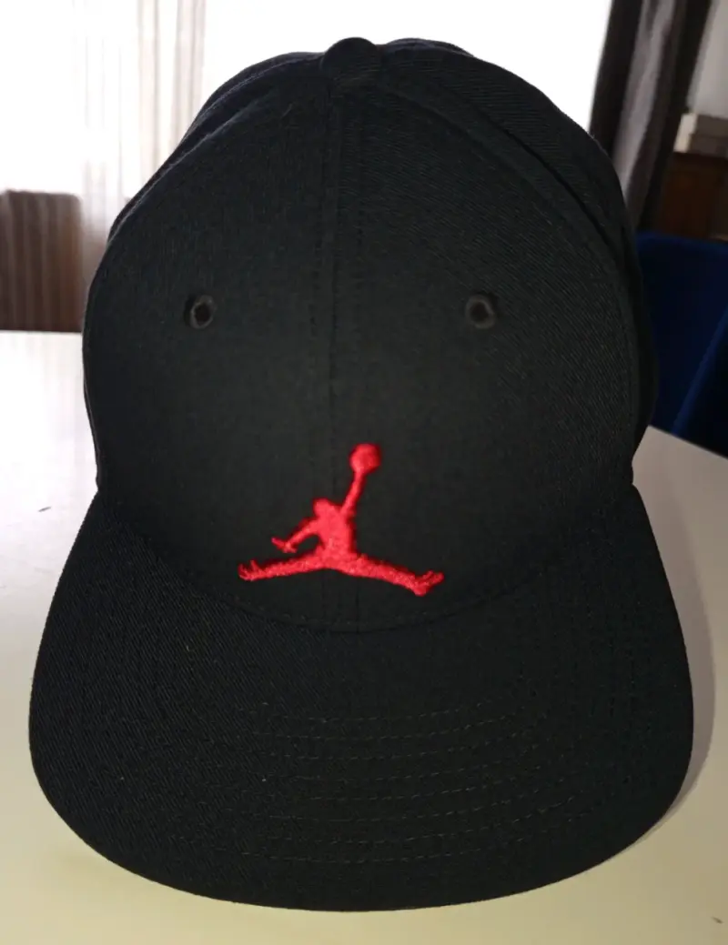 Gorra negra con Logo rojo Jordan original - 1