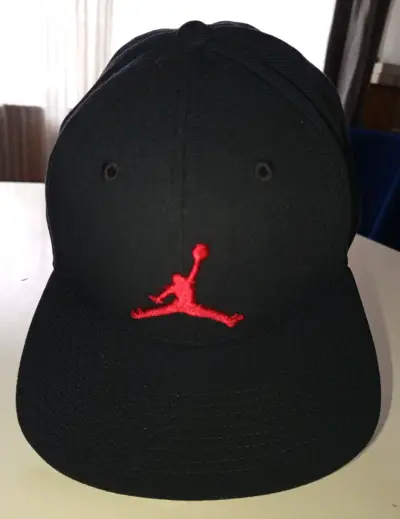 Gorra negra con Logo rojo Jordan original - miniatura 1