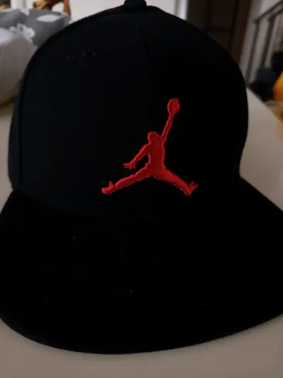 Gorra negra con Logo rojo Jordan original - miniatura 2
