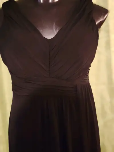 Vestido largo negro elegante para mujer - miniatura 4