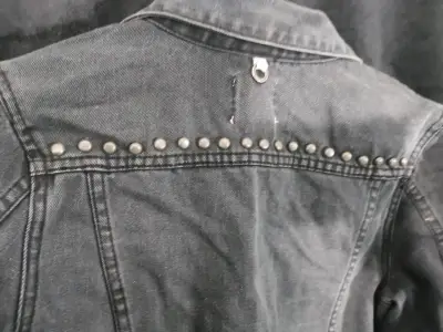 UMBRALE Chaqueta de mezclilla con tachas - miniatura 2