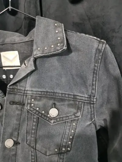 UMBRALE Chaqueta de mezclilla con tachas - miniatura 4