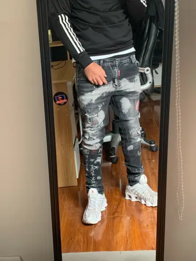 Jeans negros con diseño gráfico y efecto desgastado - miniatura 1