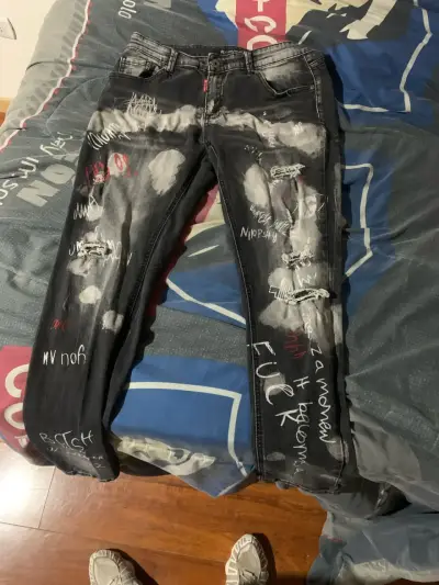 Jeans negros con diseño gráfico y efecto desgastado - miniatura 3