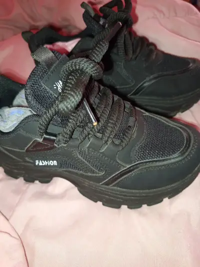 Zapatillas deportivas negras y blancas para mujer - miniatura 2