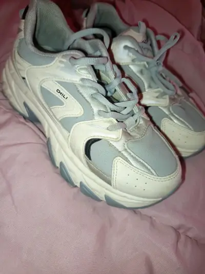 Zapatillas deportivas negras y blancas para mujer - miniatura 3