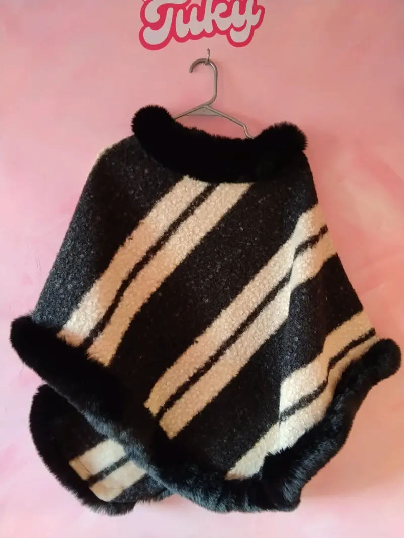 Poncho de lana con diseño a rayas