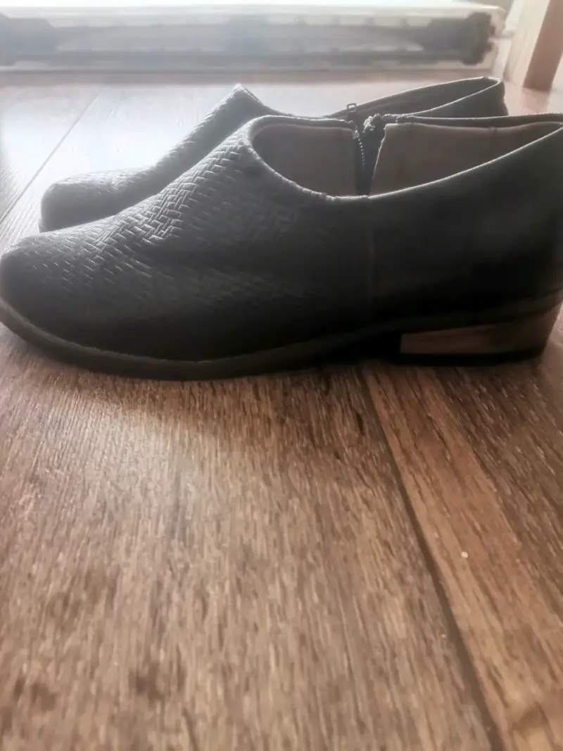 Zapatos de cuero negro con cierre lateral