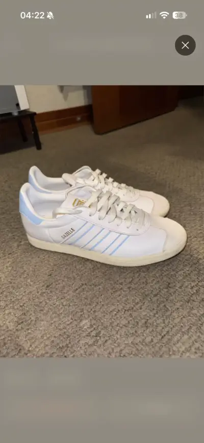 Zapatillas Adidas Gazelle blancas y celestes - miniatura 4