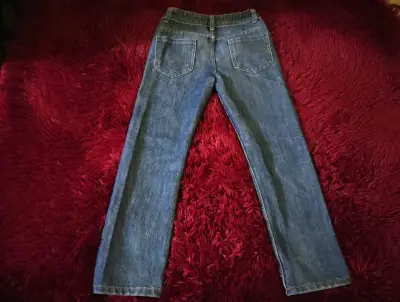 Jeans de mezclilla con diseño desgastado para niño - miniatura 4