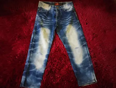 Jeans de mezclilla con diseño desgastado para niño - miniatura 5