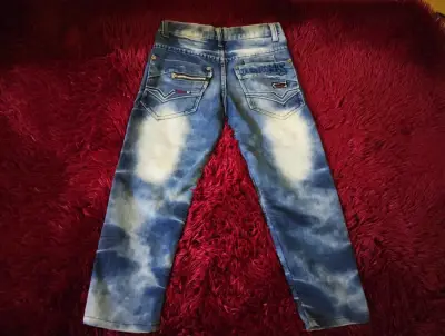 Jeans de mezclilla con diseño desgastado para niño - miniatura 6