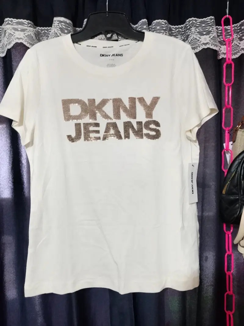 Polera blanca DKNY Jeans con logo