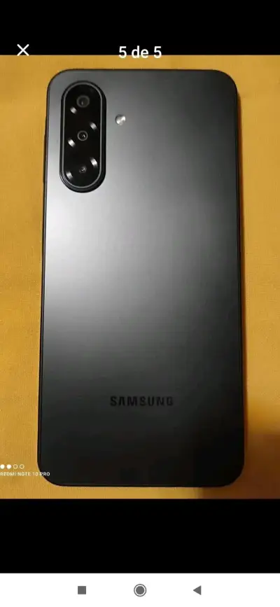 Smartphone Samsung con triple cámara trasera - miniatura 2