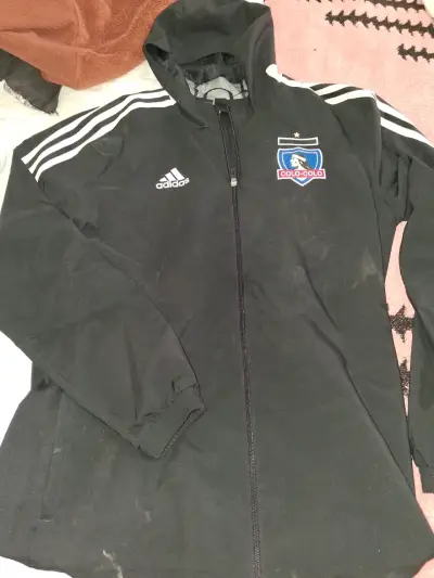 Chaqueta y camisetas de fútbol Colo-Colo Adidas y Under Armour - miniatura 1
