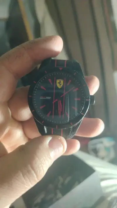 Reloj deportivo Ferrari negro y rojo - miniatura 1