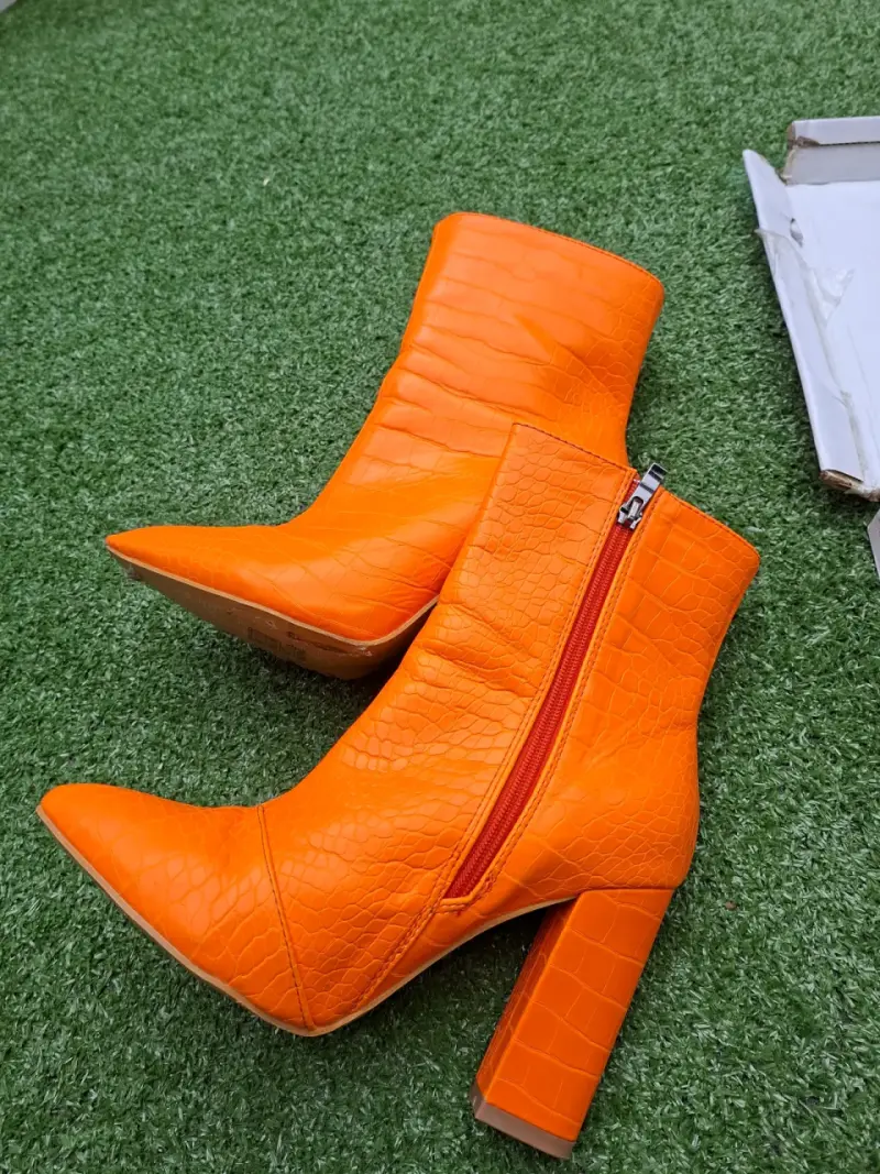 Botines de tacón naranja con textura - 2