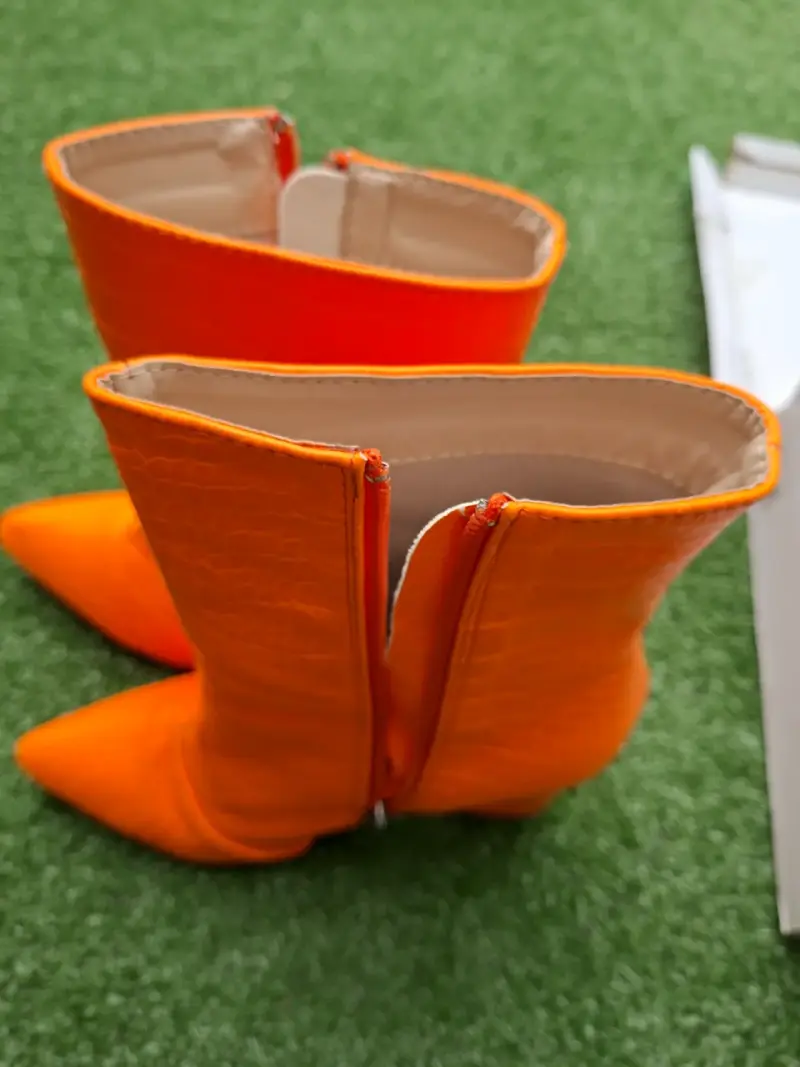 Botines de tacón naranja con textura - 3