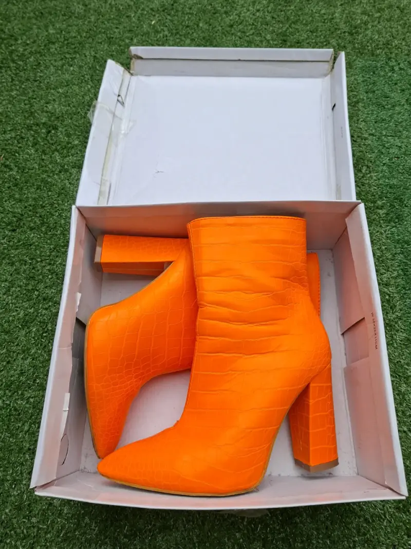 Botines de tacón naranja con textura - 4