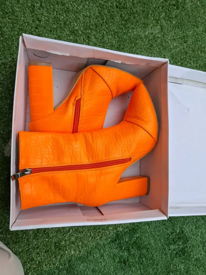 Botines de tacón naranja con textura - 5