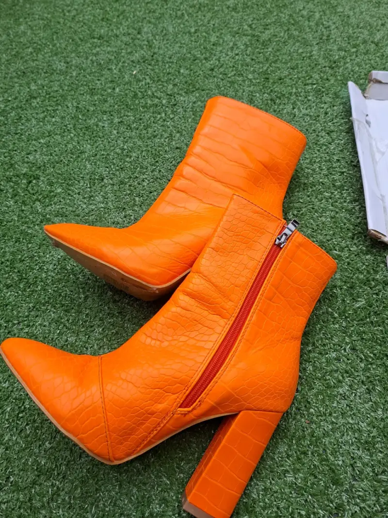Botines de tacón naranja con textura - 6