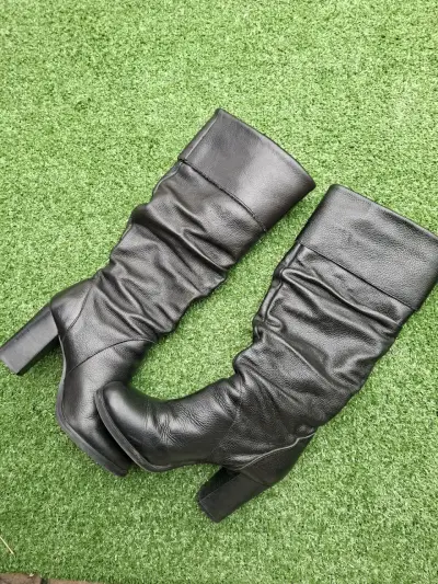 Botas de cuero negras con tacón alto - miniatura 2