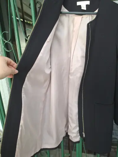 Blazer negro de mujer con cierre - miniatura 3
