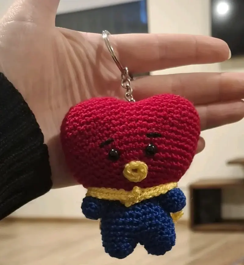 Llavero de crochet TATA Bts